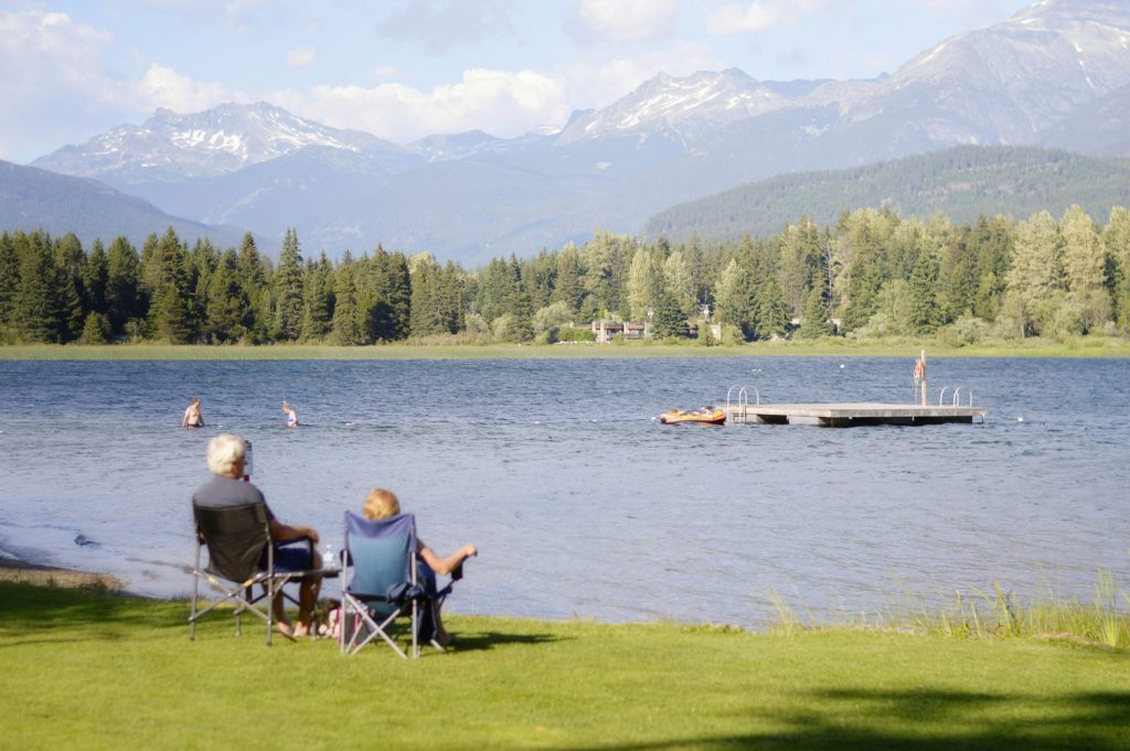 Couple enjoying retirement with a reverse mortgage in Canada